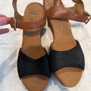 Clarks Women's Tan and Black Sandals